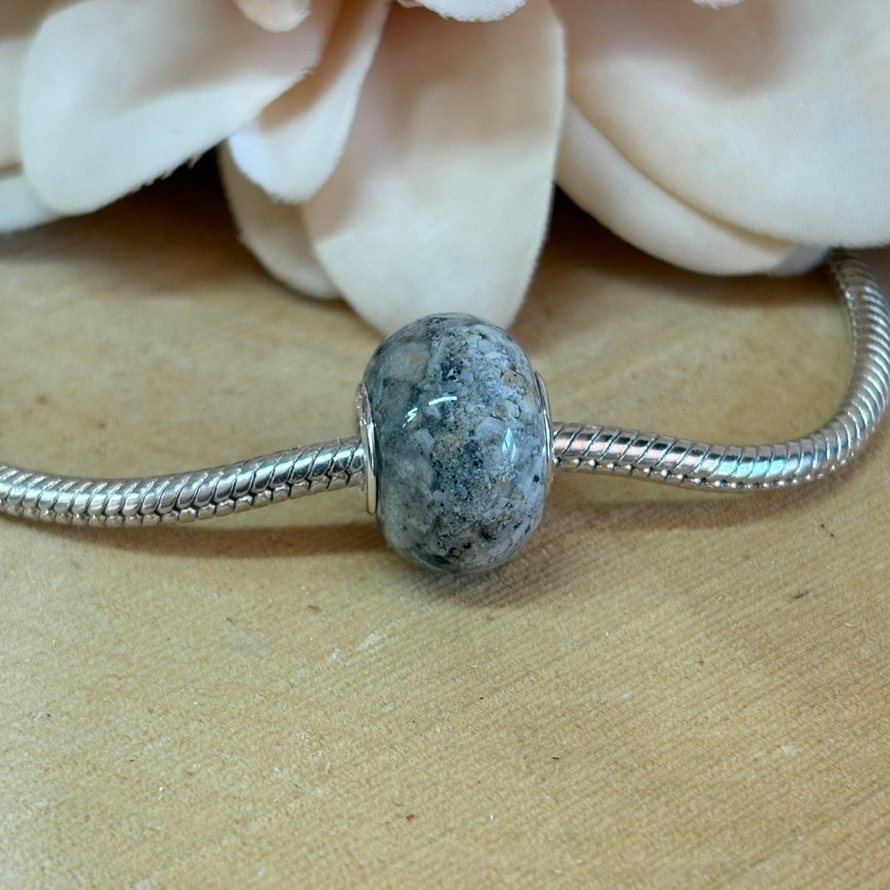 Handgefertigte Charm-Perle mit Asche als Erinnerungsschmuck, personalisiertes Andenken an ein geliebtes Tier aus Epoxidharz