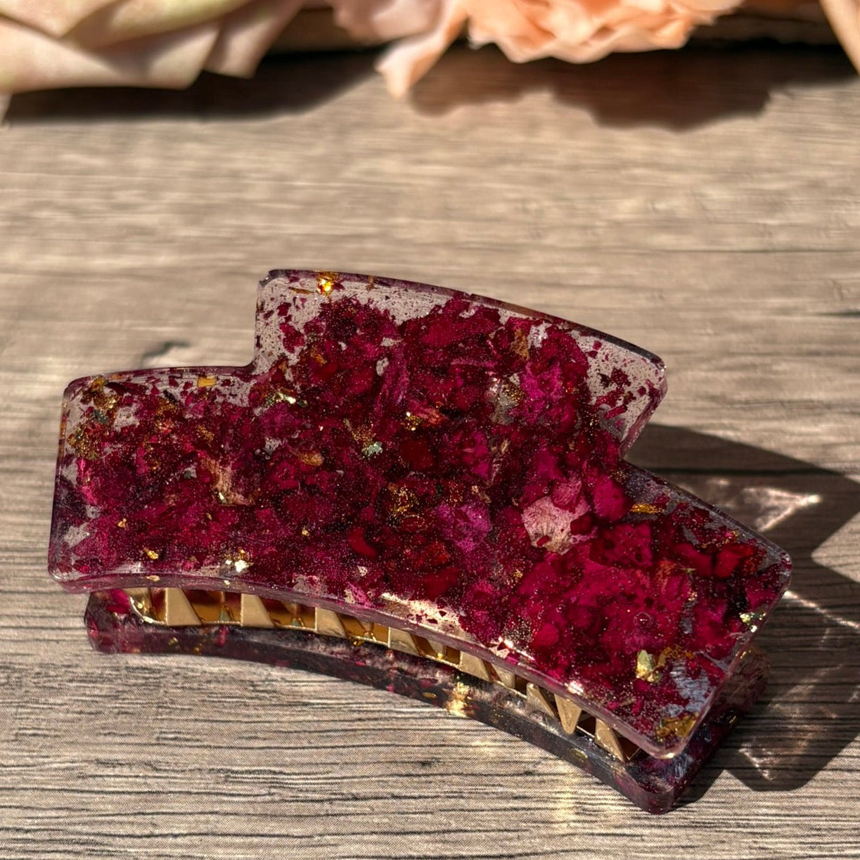Handgefertigte rechteckige Haarspange aus Epoxidharz mit echten Rosenblättern und Blattgold