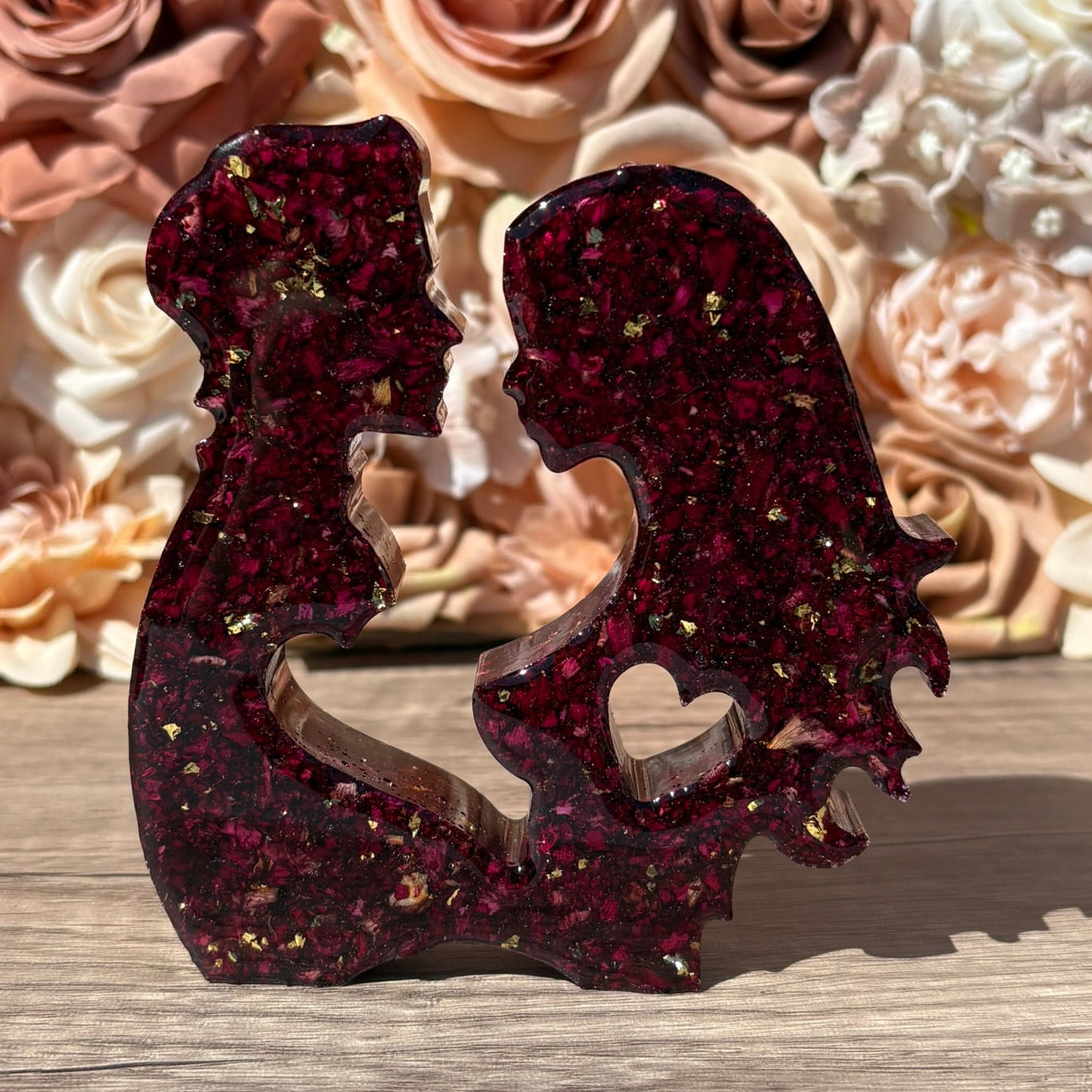 Handgefertigte Familienfigur aus Epoxidharz mit echten Rosenblättern in Bordeaux und Blattgold als Symbol für Liebe und Familie