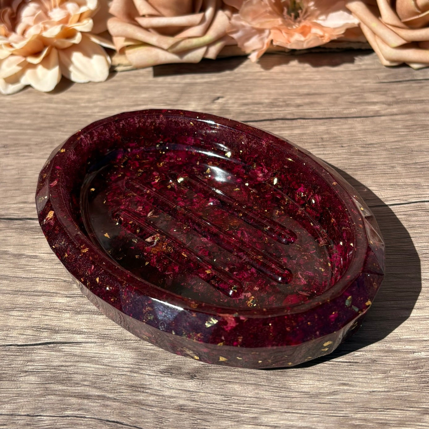 Handgefertigte Seifenschale aus Epoxidharz mit echten Rosenblättern in Bordeaux und Blattgold als elegante Badezimmer Deko