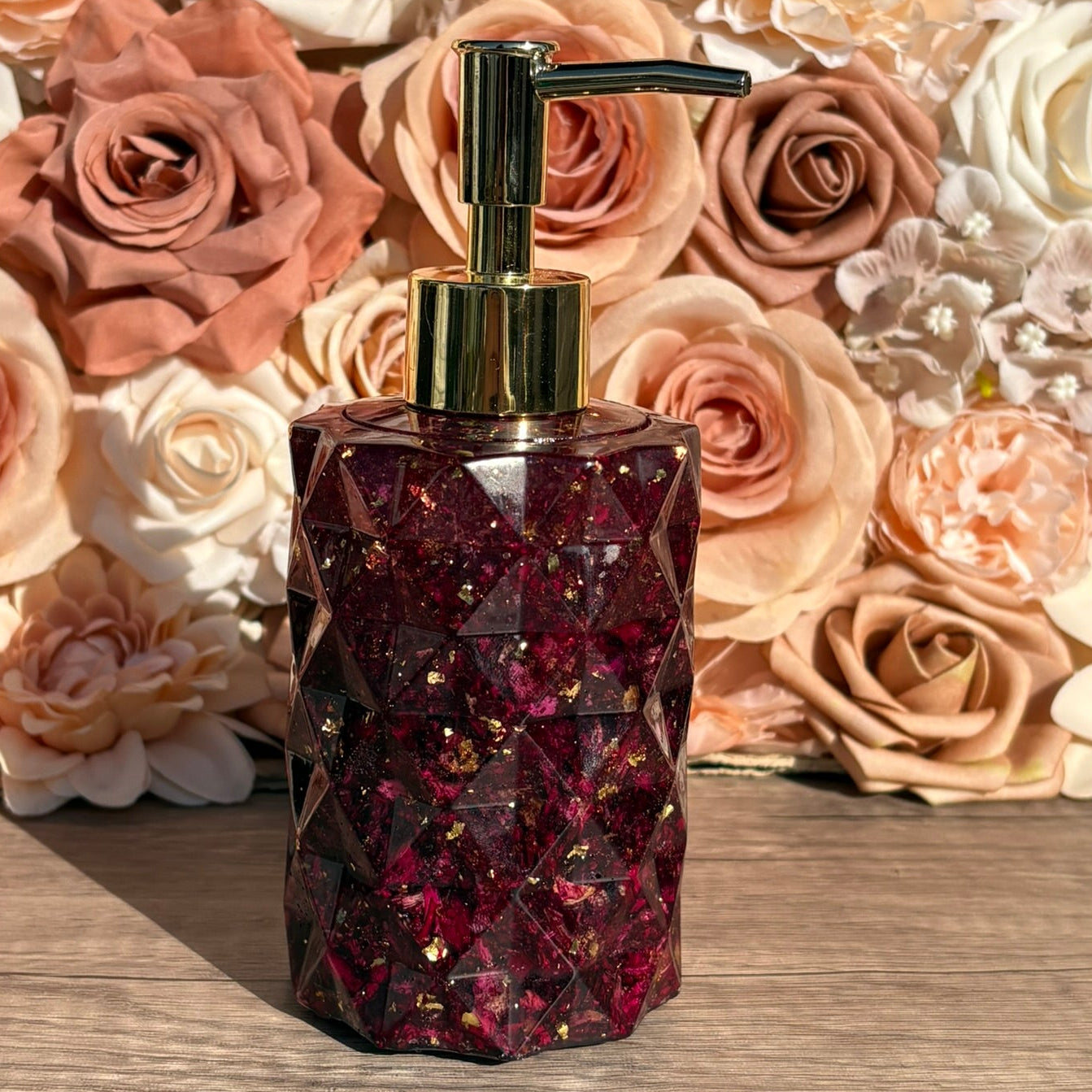 Handgefertigter Seifenspender aus Epoxidharz mit echten Rosenblättern in Bordeaux und Blattgold als elegante Badezimmer Deko