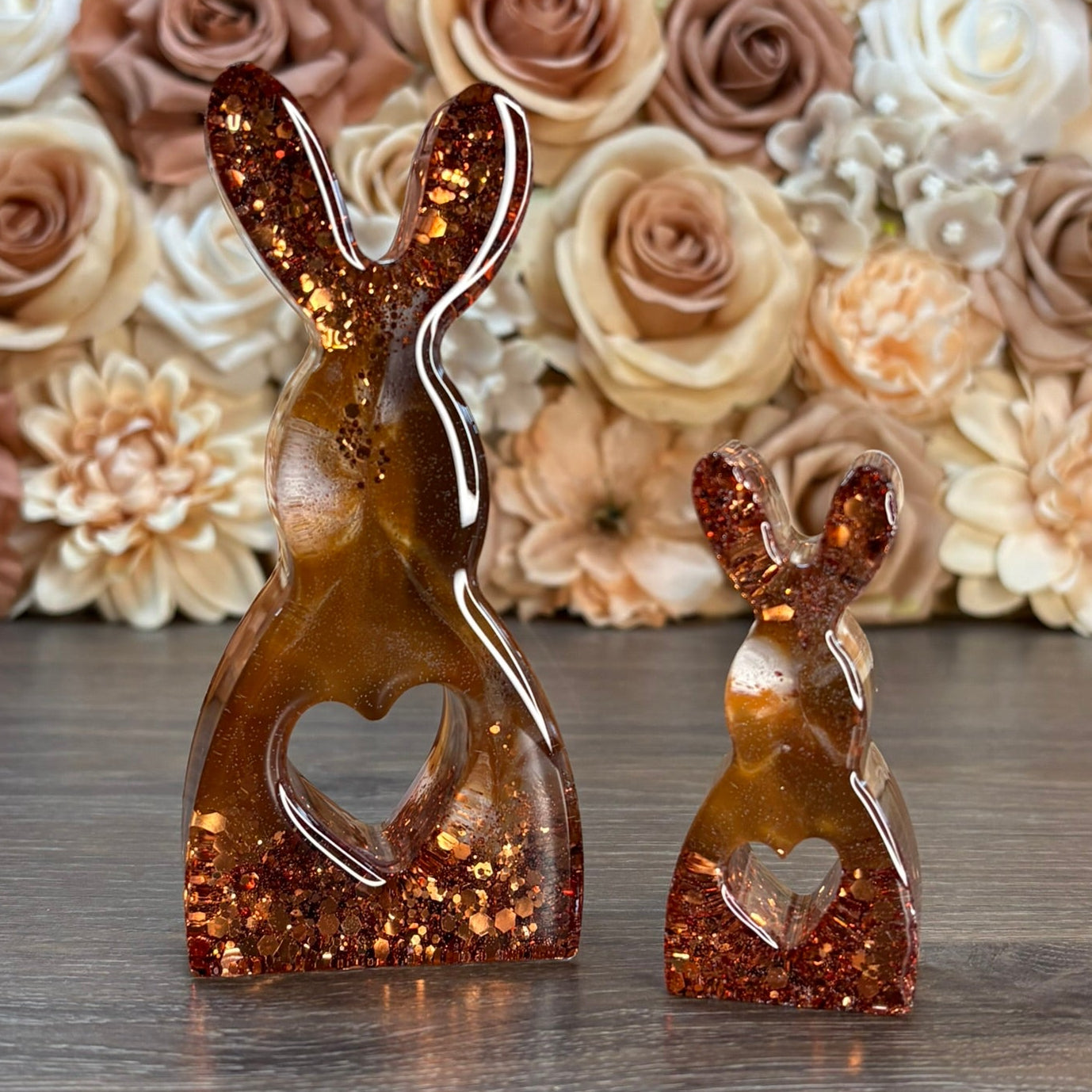 Handgefertigtes 2er Set Osterhasen mit Herz aus Epoxidharz in Wunschfarben mit wählbarem Glitzer