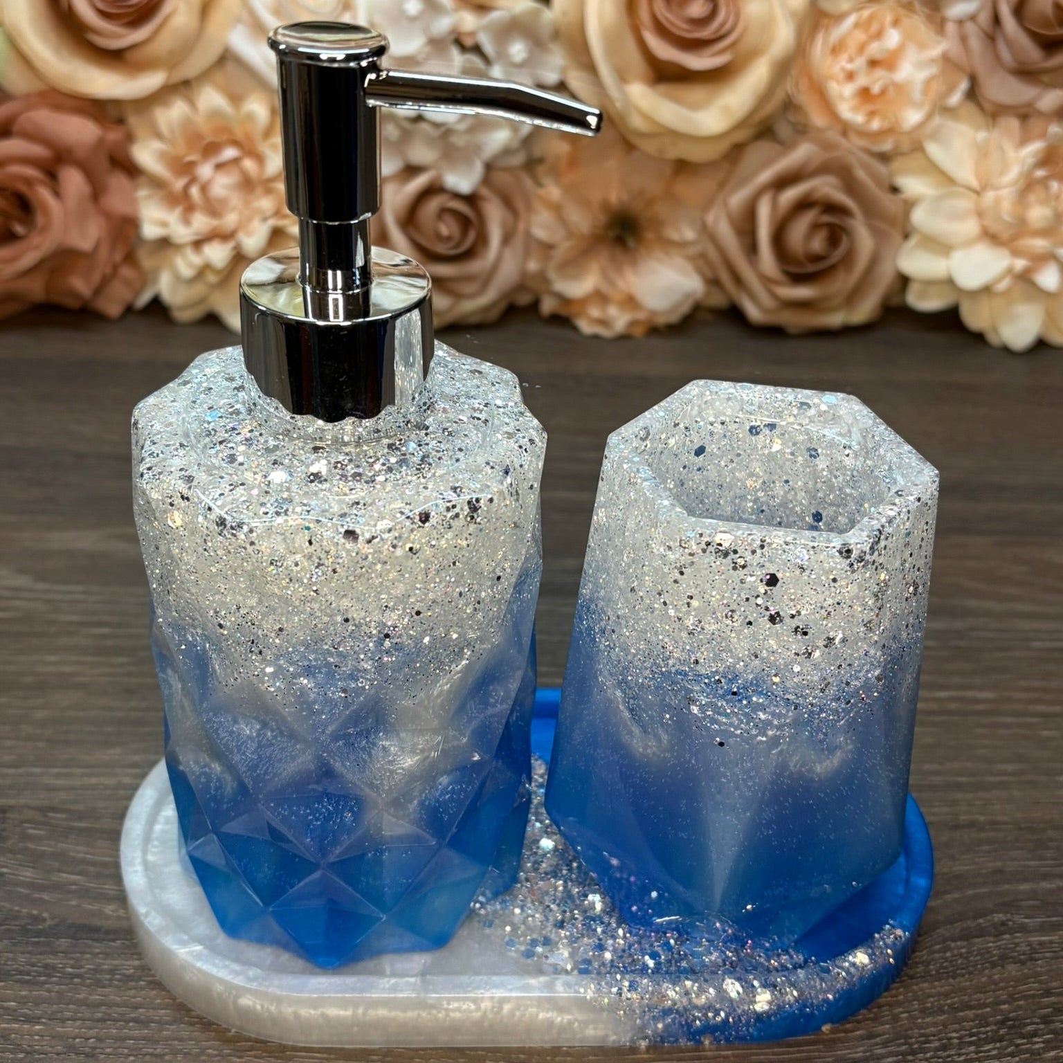 Badezimmerset aus Epoxidharz; Seifenspender aus Epoxidharz; Badezimmerinspo; Badaccessoires; Badidee; Badezimmerset in Wunschfarben Wunschdesign