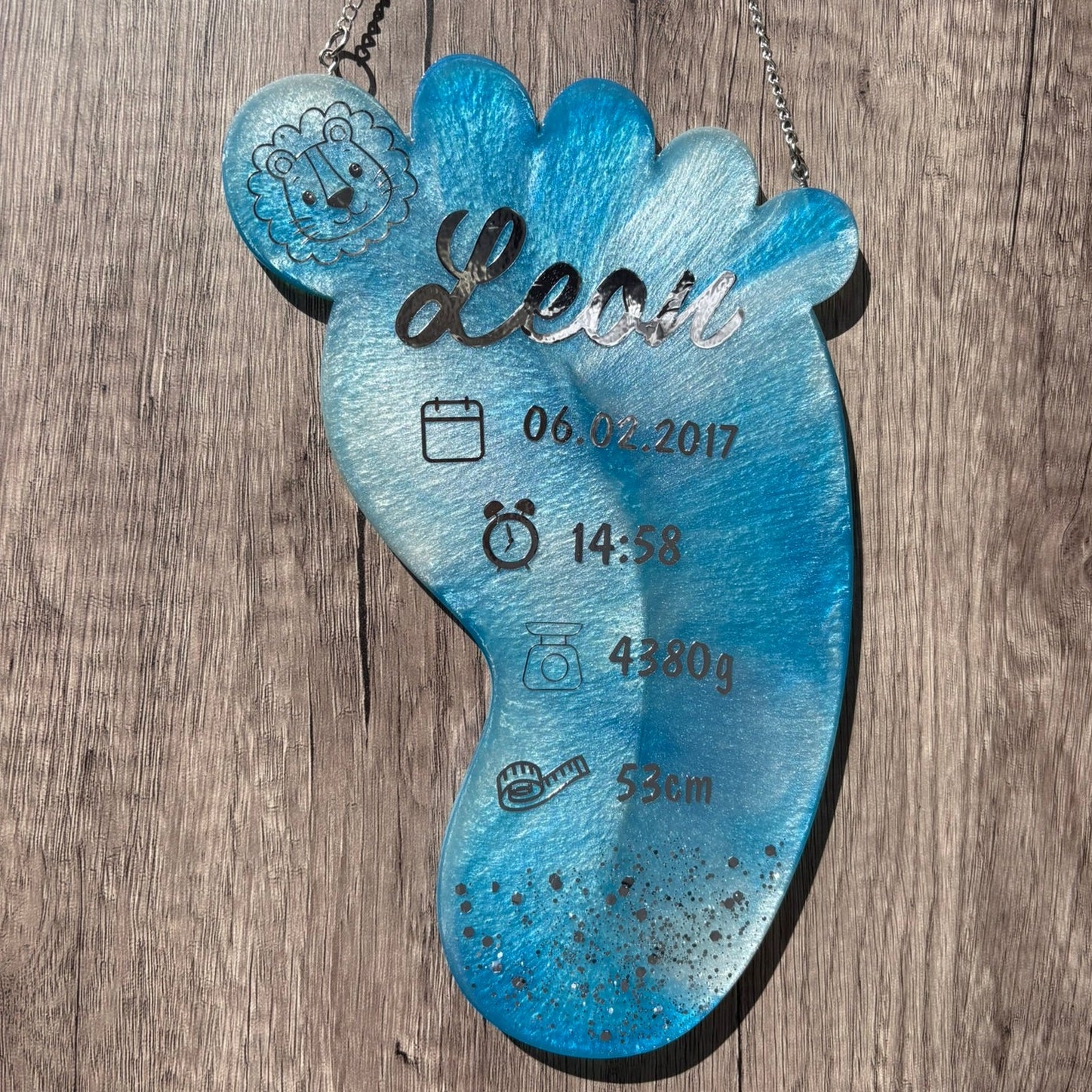 Personalisierter Babyfuß mit Name und Geburtsdaten aus Epoxidharz handgefertigt