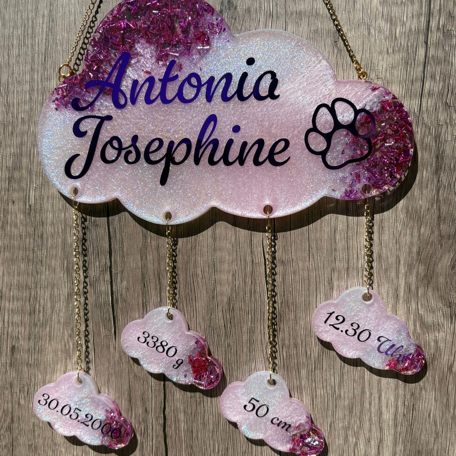 Personalisiertes Babywolken-Mobile mit Name und Geburtsdaten aus Epoxidharz
