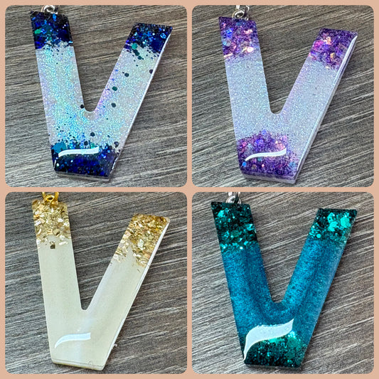 Buchstaben Schlüsselanhänger V handgemacht in Glitzer Design