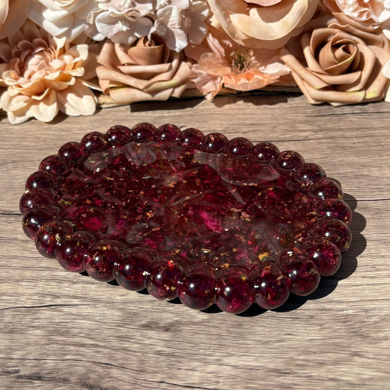 Handgefertigtes Dekotablett aus Epoxidharz mit echten Rosenblättern in Bordeaux und Blattgold als elegante Schmuckablage