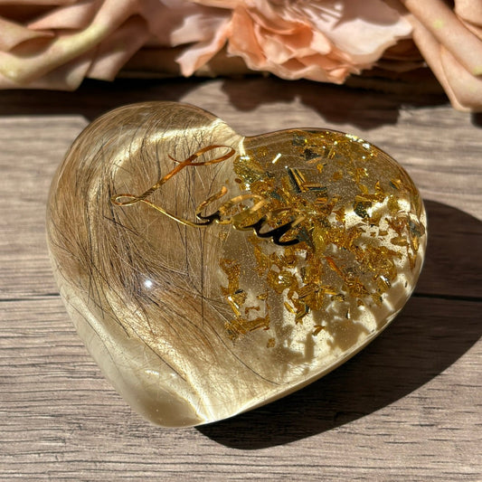 Großes personalisiertes 3D Erinnerungsherz mit Tierfell und Blattgold aus Epoxidharz als Andenken an Hund, Katze oder Pferd.