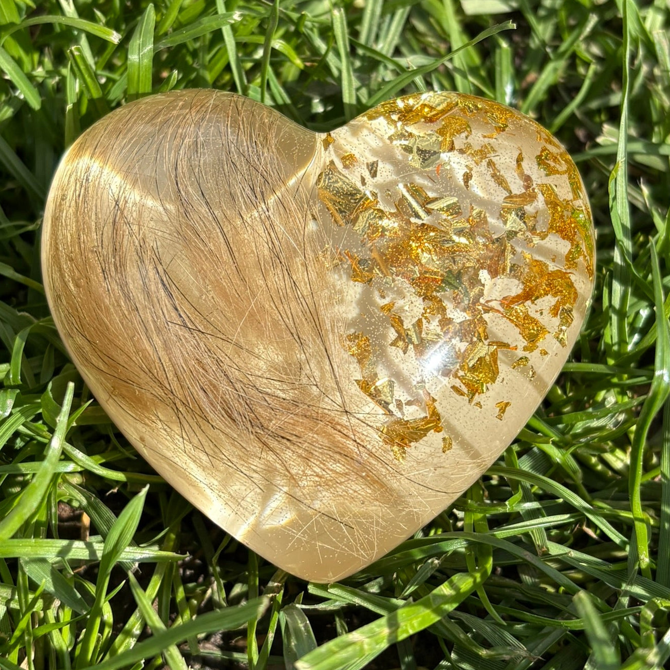 Personalisiertes Erinnerungsherz mit Tierfell und Blattgold aus Epoxidharz handgefertigt