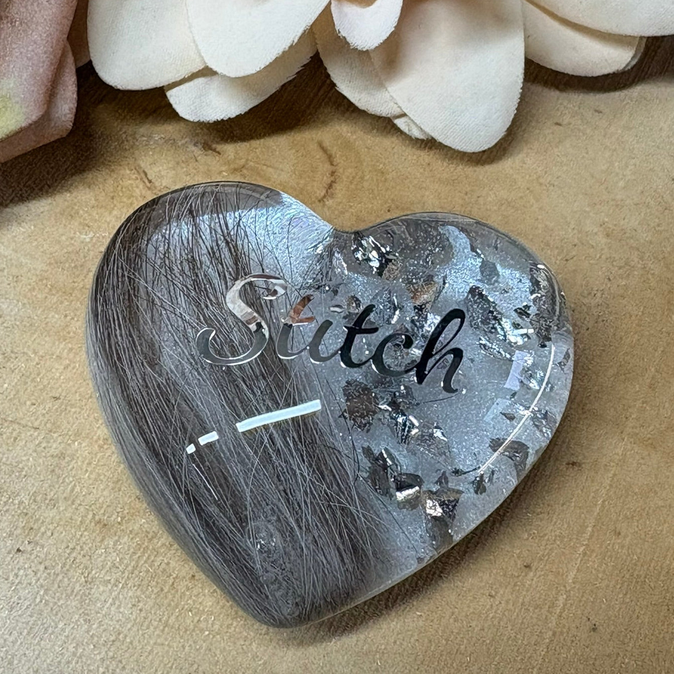 Erinnerungsherz mit Tierfell oder Schweifhaar und Name personalisiert aus Epoxidharz mit Blattmetall