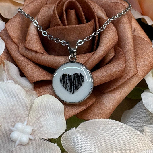 Personalisiertes Herz Erinnerungsanhänger mit eingearbeitetem Tierfell in Epoxidharz