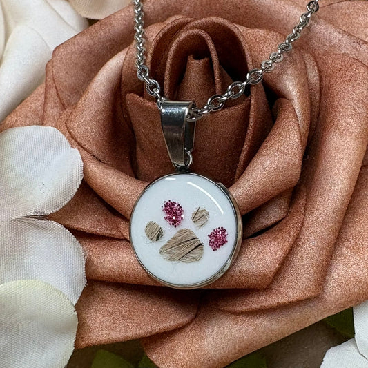 Personalisierter Pfoten Anhänger mit eingearbeitetem Tierfell und Glitzer in Epoxidharz