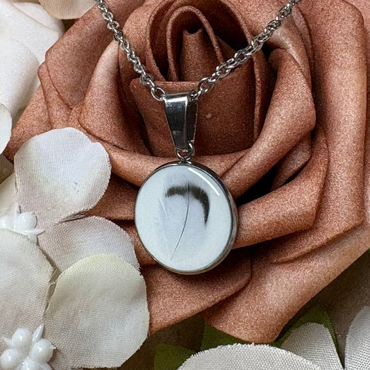 Personalisierte Erinnerungskette mit echter Feder von Wellensittich in Epoxidharz Anhänger