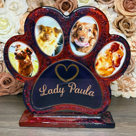 Personalisierter Pfoten Aufsteller mit Fotos, Fell und Namen als Erinnerungsstück für Hund, Katze oder Pferd.