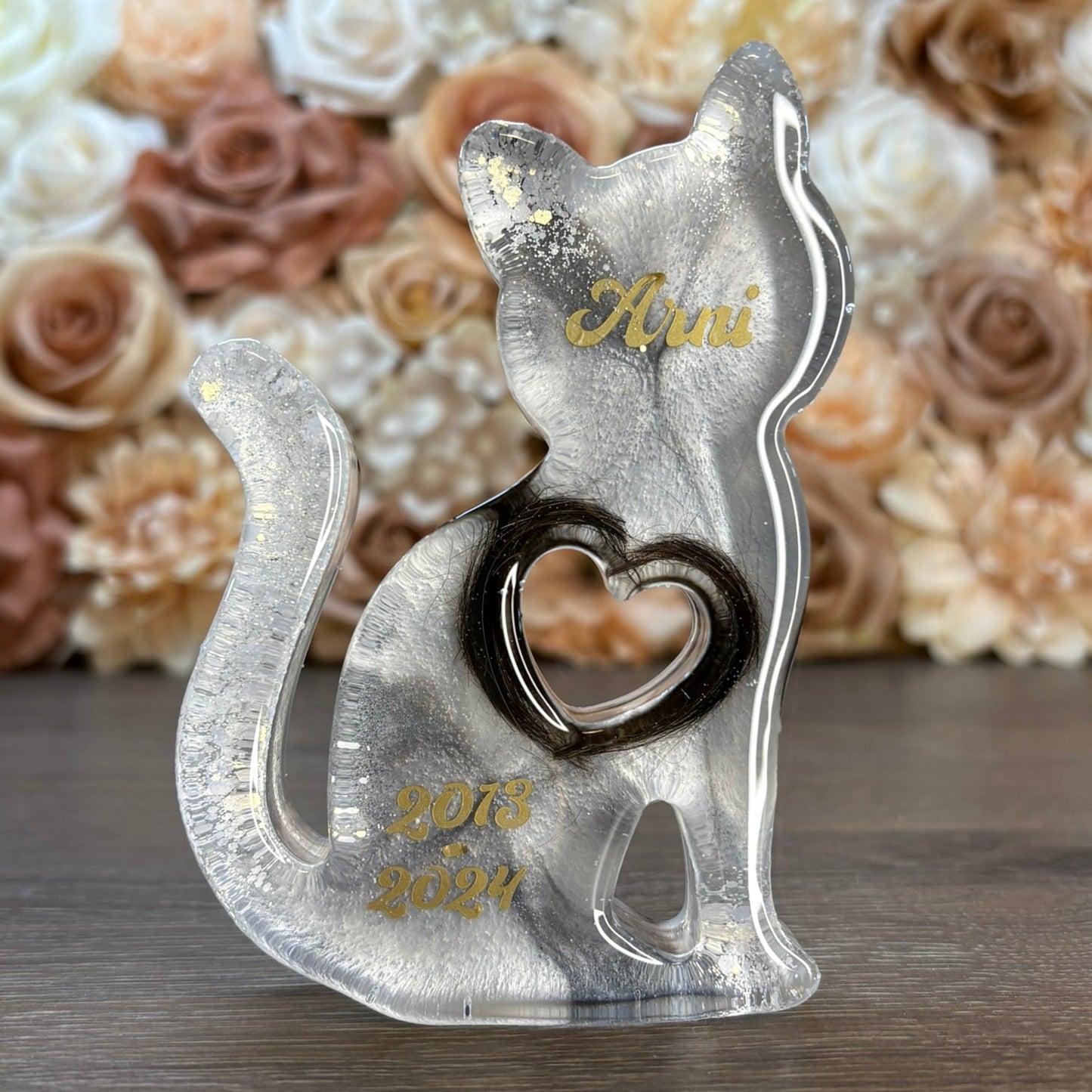 Erinnerungsstück Katze mit Fell eingegossen in Epoxidharz personalisiert mit Name und Daten