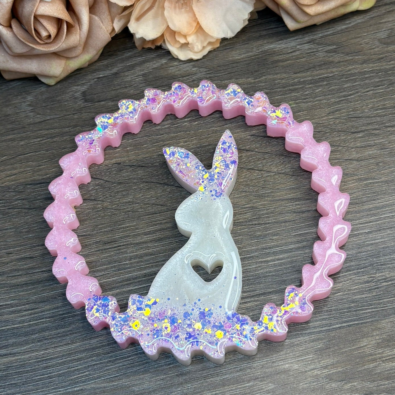 Handgefertigter Fenster-Anhänger Osterhase aus Epoxidharz mit Herzdetail und wählbarem Glitzer als Sonnenfänger