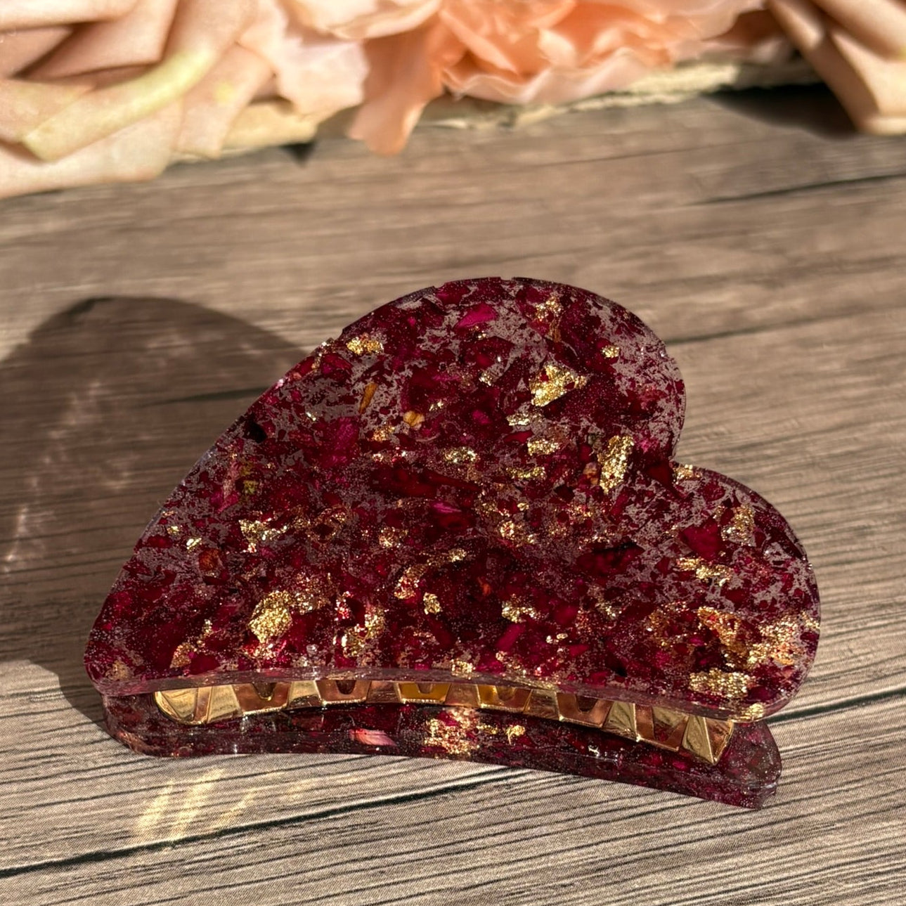 Handgefertigte Haarspange in Herzform aus Epoxidharz mit echten Rosenblättern in Bordeaux und Blattgold