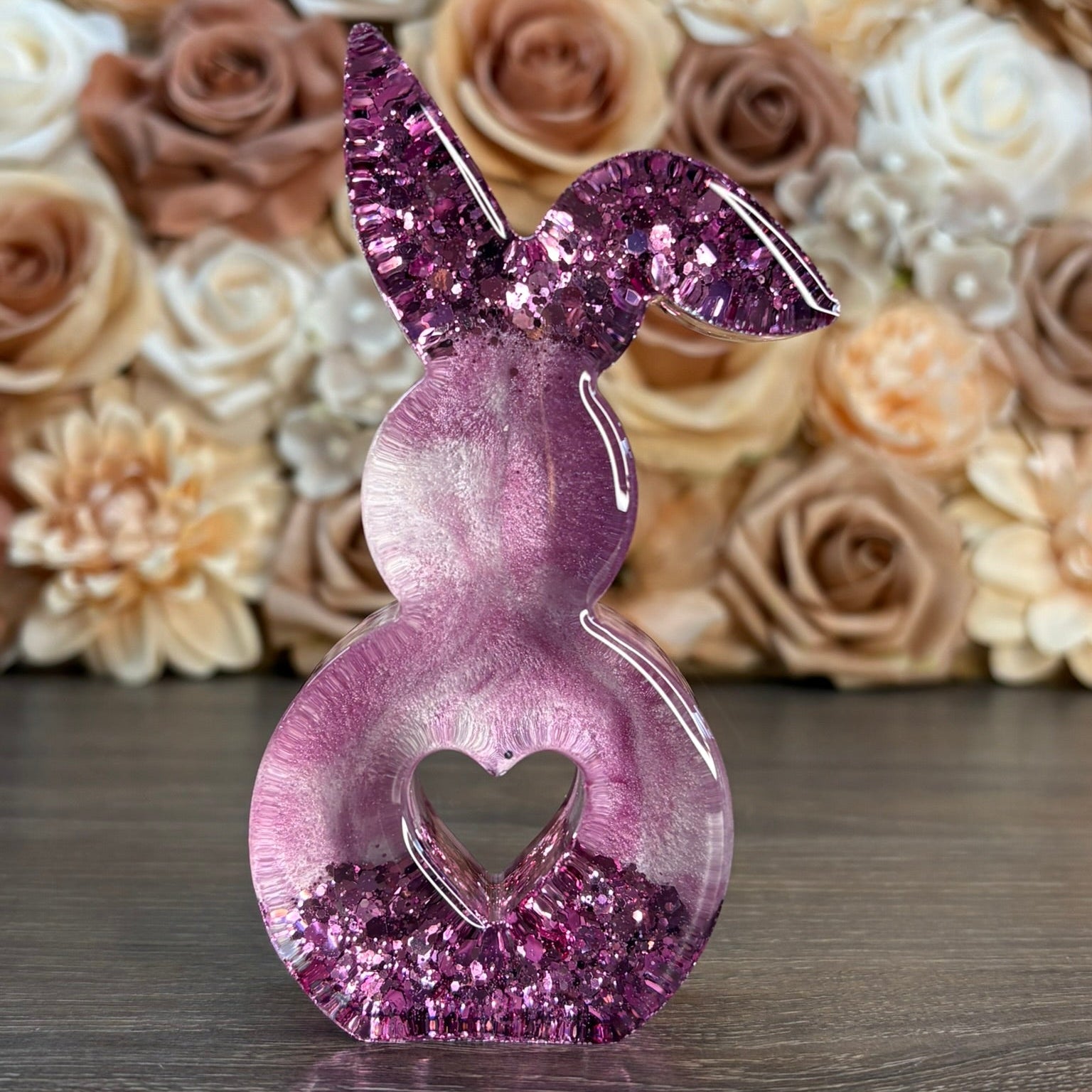Handgefertigter Osterhase Knickohr aus Epoxidharz mit Herzdetail, individuell gestaltbar in zwei Farben und Glitzer