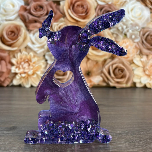 Handgefertigter Osterhase mit Schmetterling aus Epoxidharz, individuell gestaltbar in Wunschfarben mit Glitzer