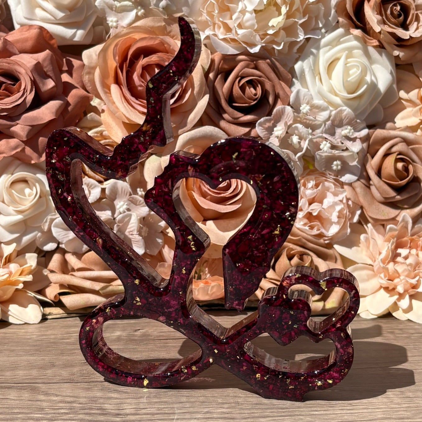 Handgefertigte Paarfigur aus Epoxidharz mit echten Rosenblättern in Bordeaux und Blattgold als Symbol für Liebe und Verbundenheit