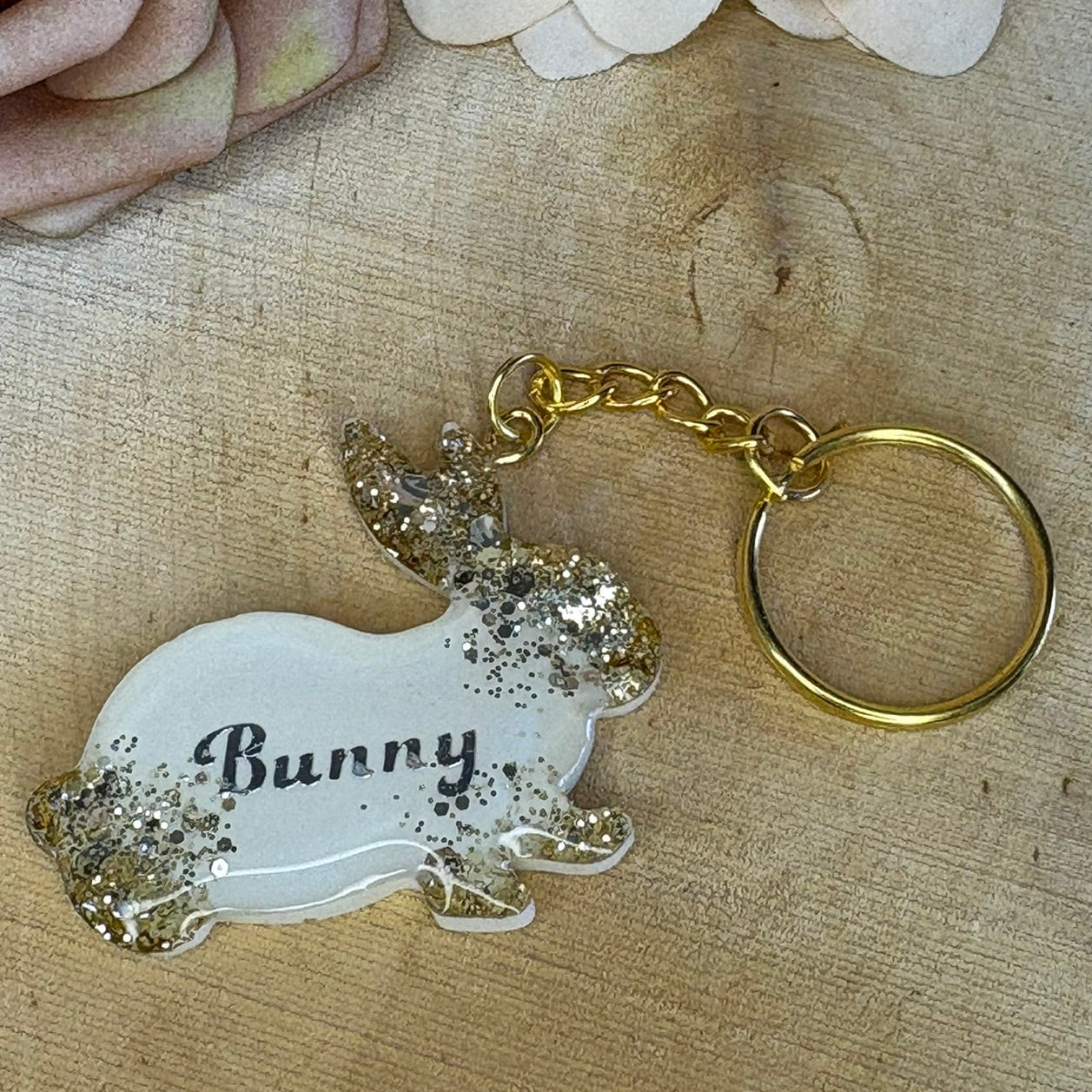 Personalisierter Schlüsselanhänger Hase in Hasenform aus Epoxidharz mit Name und optional Fell