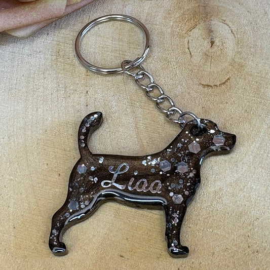Personalisierter Schlüsselanhänger Hund in Hundeform aus Epoxidharz mit Name
