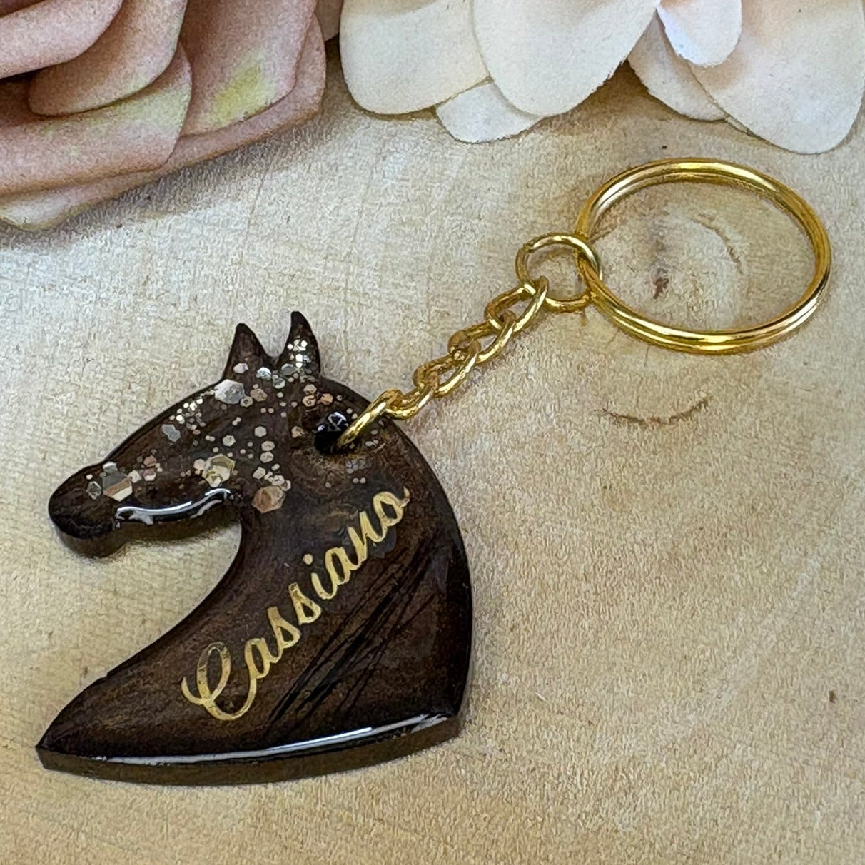 Personalisierter Schlüsselanhänger Pferd mit Schweifhaar und Name aus Epoxidharz