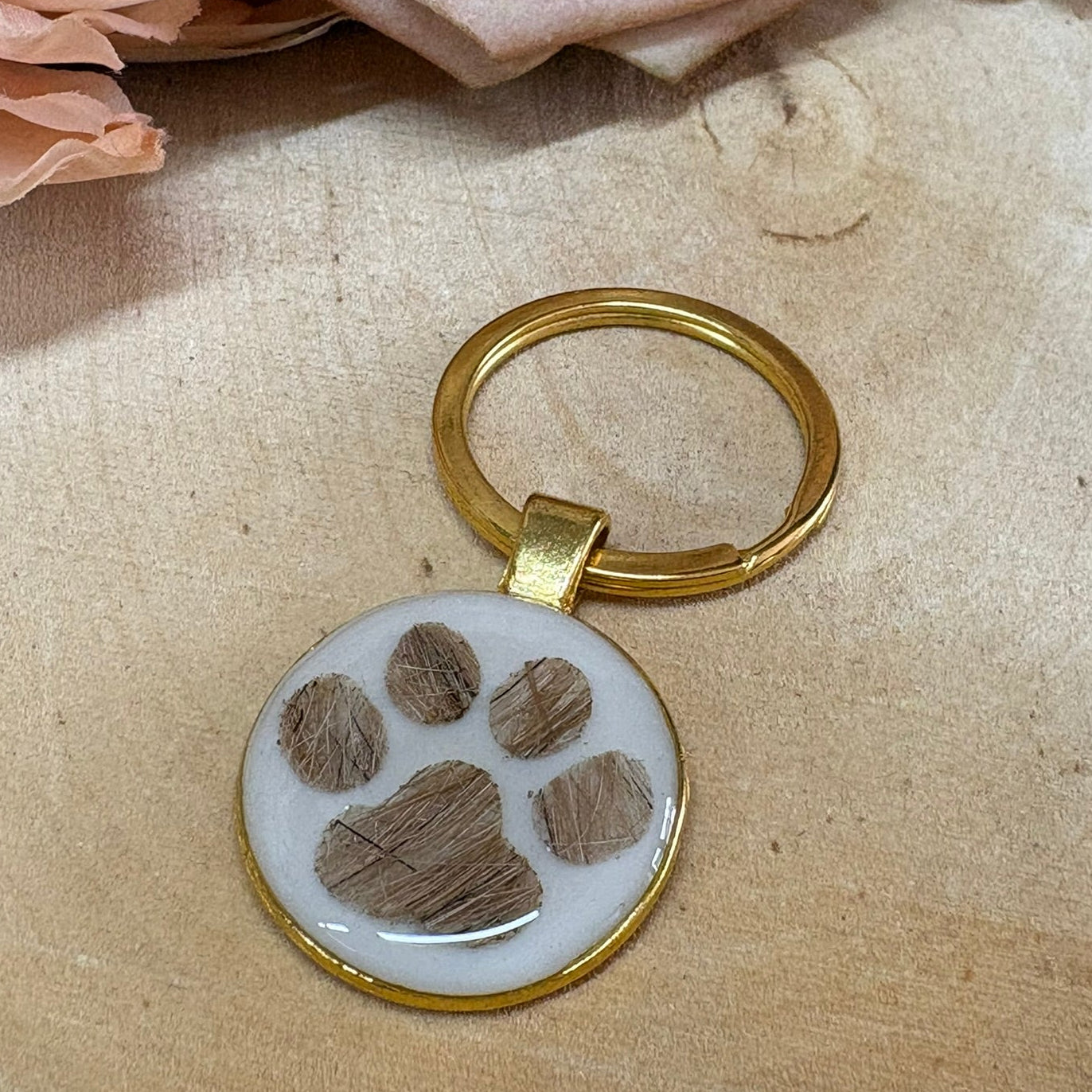 Handgefertigter Schlüsselanhänger mit Tierfell in Pfotenform als Erinnerungsstück für Hund oder Katze