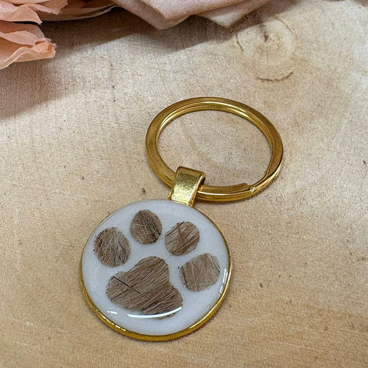 Handgefertigter Schlüsselanhänger mit Tierfell in Pfotenform als Erinnerungsstück für Hund oder Katze