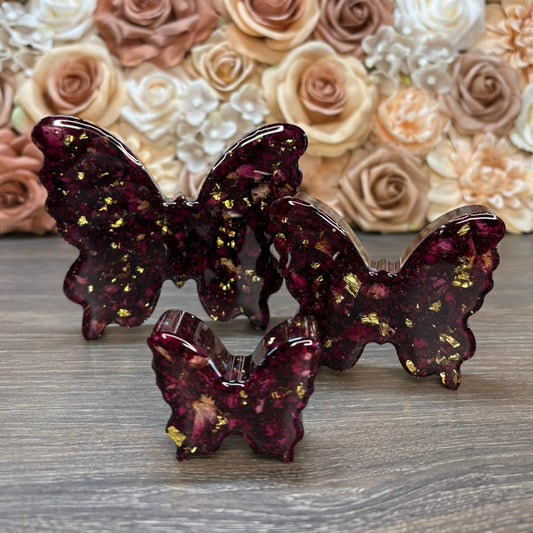 Schmetterling Deko 3er Set aus Epoxidharz mit echten Rosenblüten und Blattmetall.