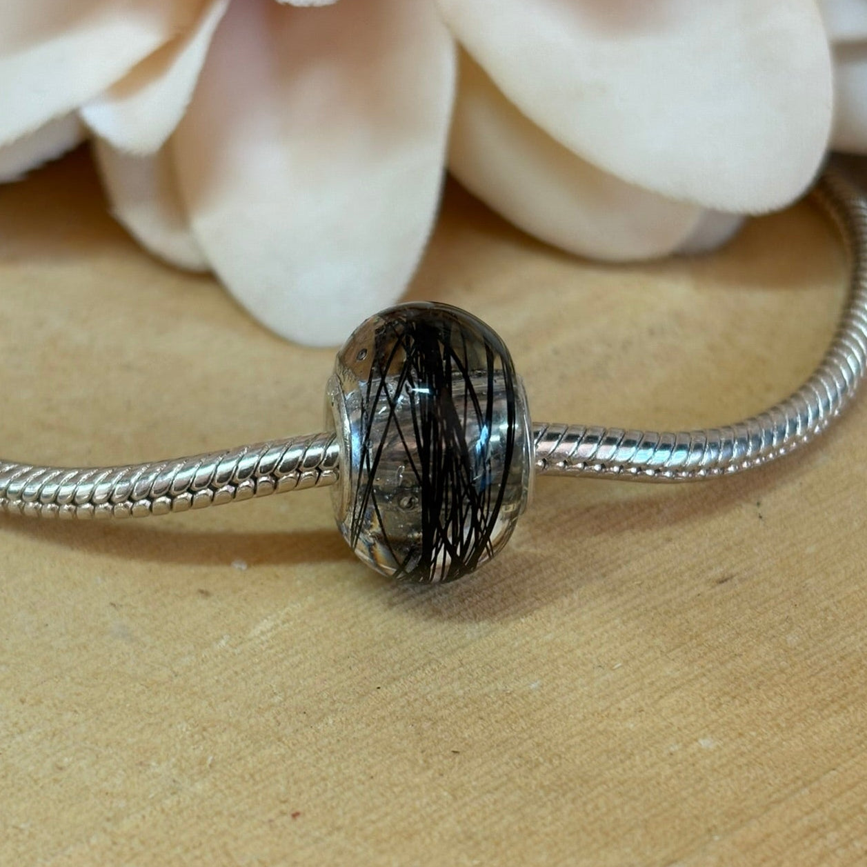 Charm-Perle mit Schweifhaar eines Pferdes als persönliches Erinnerungsstück, handgefertigter Schmuck für dein Herzenspferd aus Epoxidharz