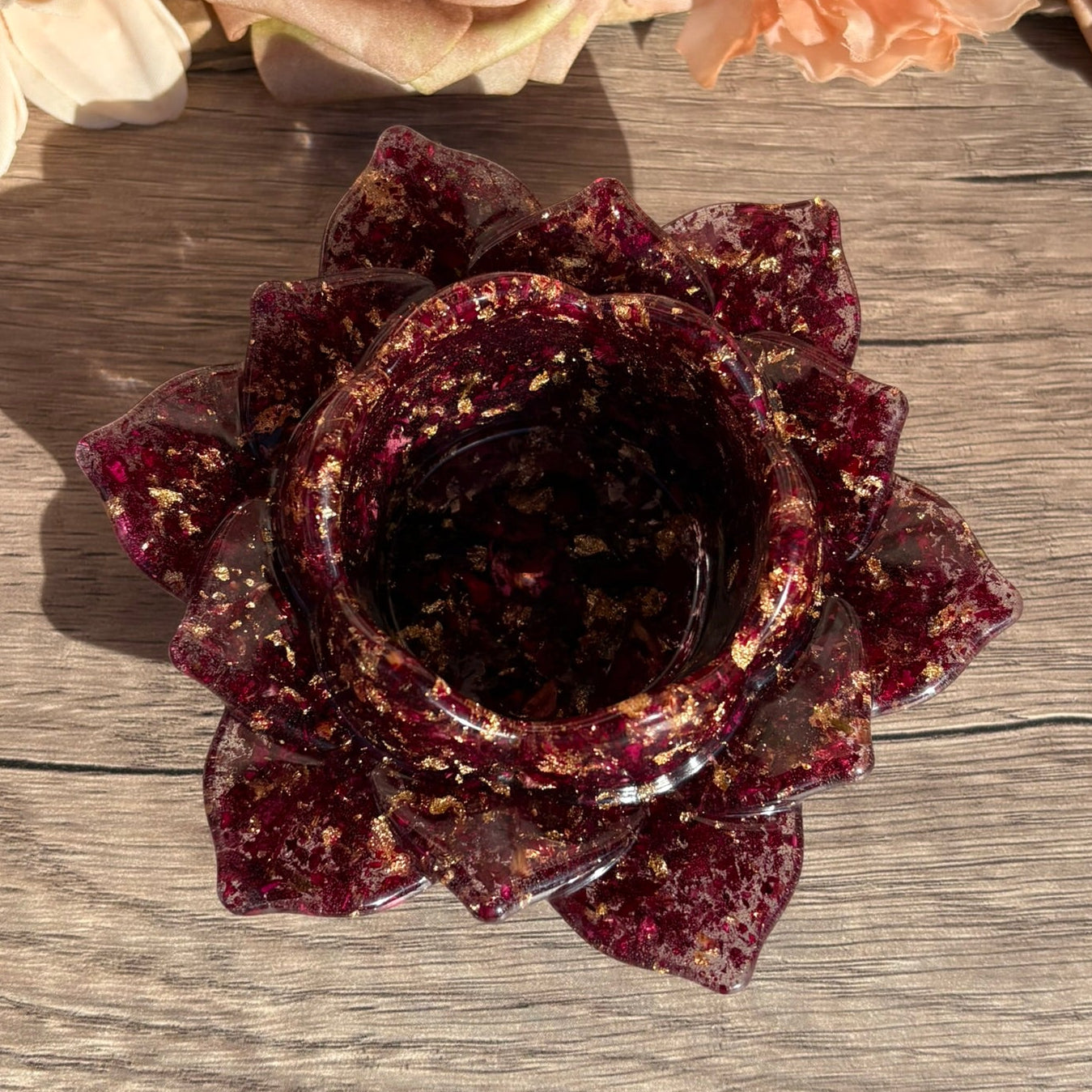 Handgefertigter Teelichthalter in Lotusblütenform aus Epoxidharz mit echten Rosenblättern in Bordeaux und Blattgold