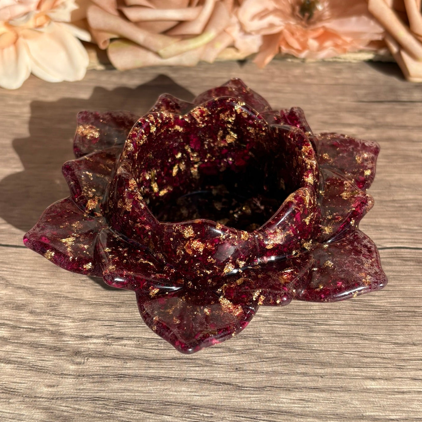 Handgefertigter Teelichthalter in Lotusblütenform aus Epoxidharz mit echten Rosenblättern in Bordeaux und Blattgold